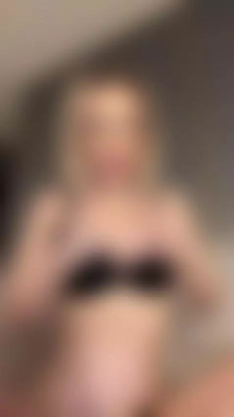 I prefer it if you keep touching me like this 😈 by alessiaquinn