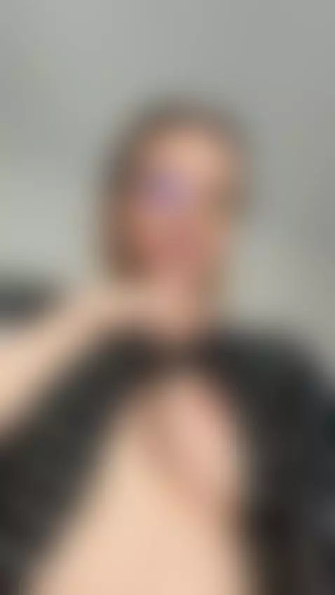 Does a naughty girl like me turn you on? 💋 by alessiaquinn