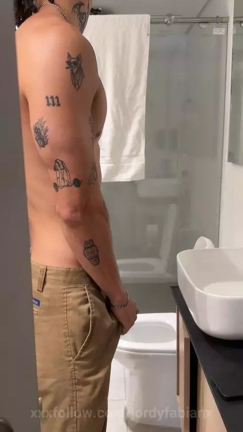 Me espian en el baño, luego me dieron un final feliz 🥵😈🤤 by jordyfabianx