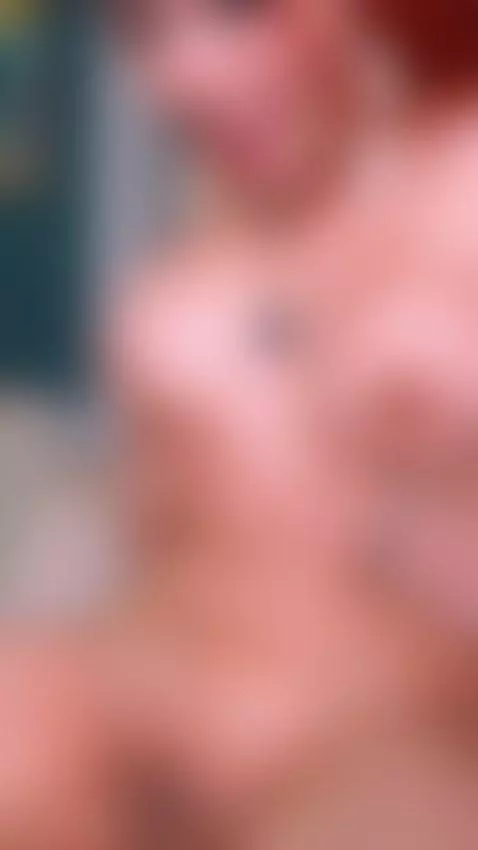 Que rico mojar mi coño mientras me la meten hasta el fondo 🍆... by celestealbax