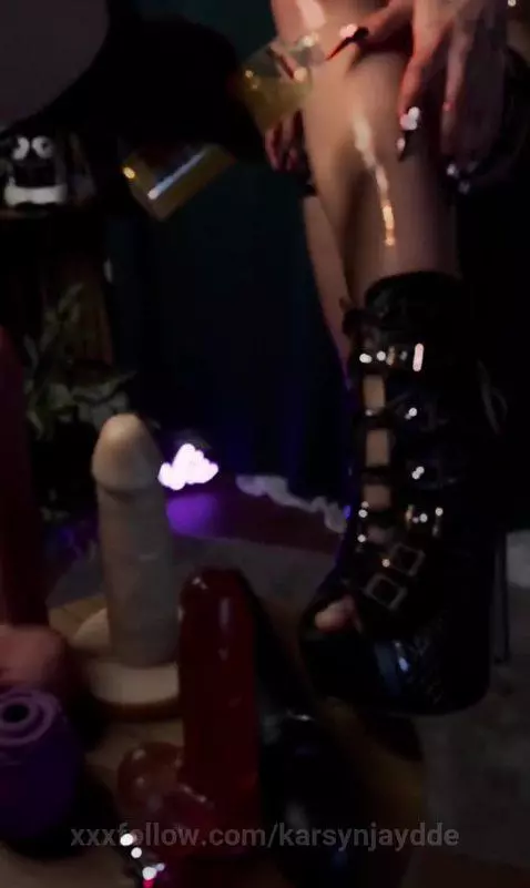 💦 When my black heels meet your dirty thoughts…
🍋 Crushing l... by karsynjaydde