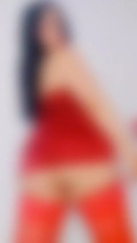 ven a desnudar a esta Milf by leahstonee