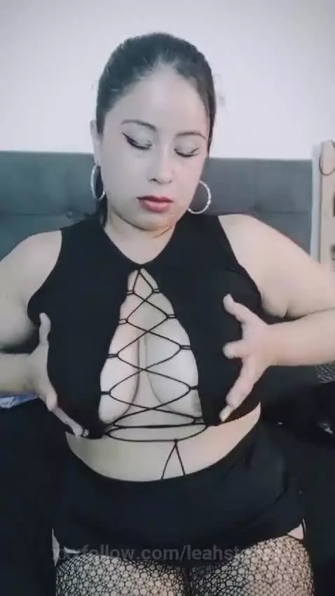 Playing with my big tits by leahstonee