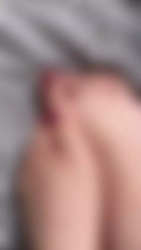 You're a slave and I need you to lick my feet by emiliasscoty