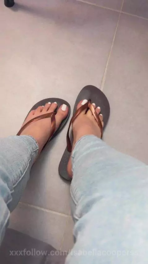 Every movement, every detail... is made to tempt you. 👣

Loo... by isabellacooperss