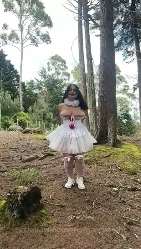 Between trees and bounces, this next session will be wild 🍒🥵... by morgan-wright