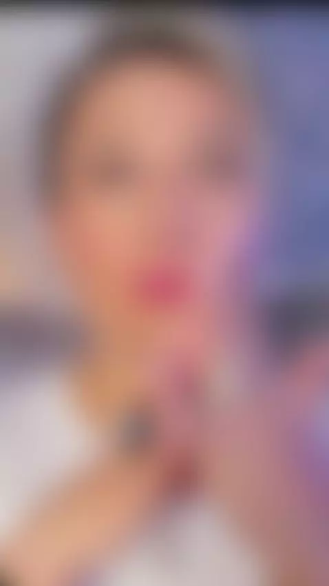 Blonde, confident, irresistible by liianna