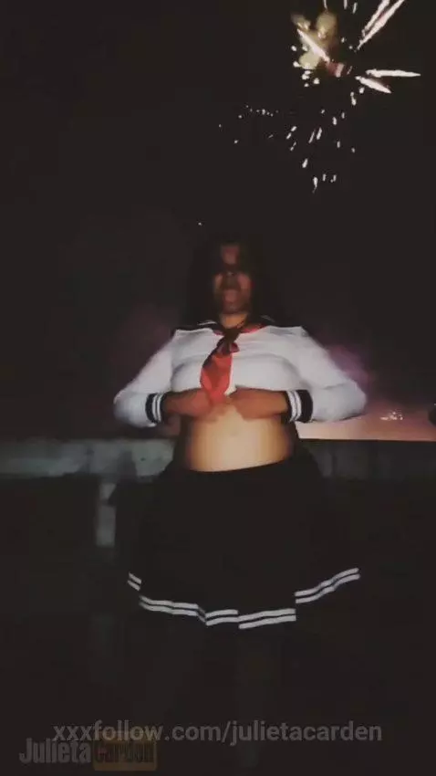 Enseñando mis tetas by julietacarden