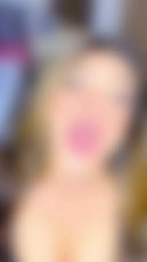 Ya no tienes que imaginarte como me veo de rodillas 😈 by milafoxx1