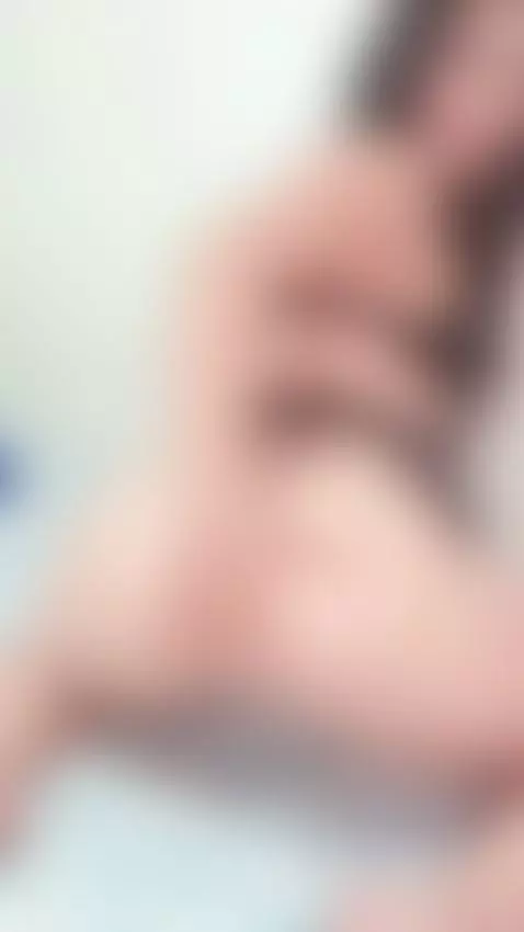 Would you like to see how my body reacts? by roxanecarterr