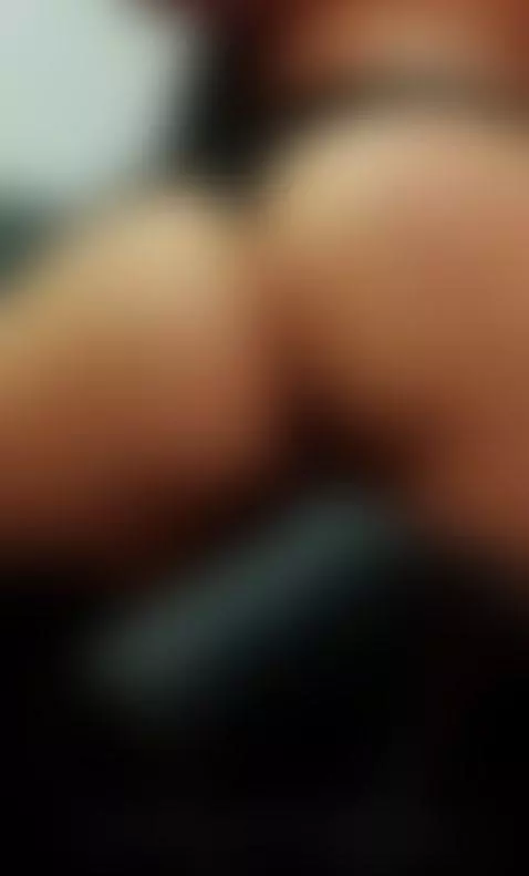 I'm naked, my gaze burns and my pussy waits by roxanecarterr