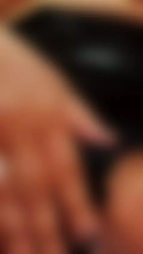 I'm naked, my gaze burns and my pussy waits by roxanecarterr