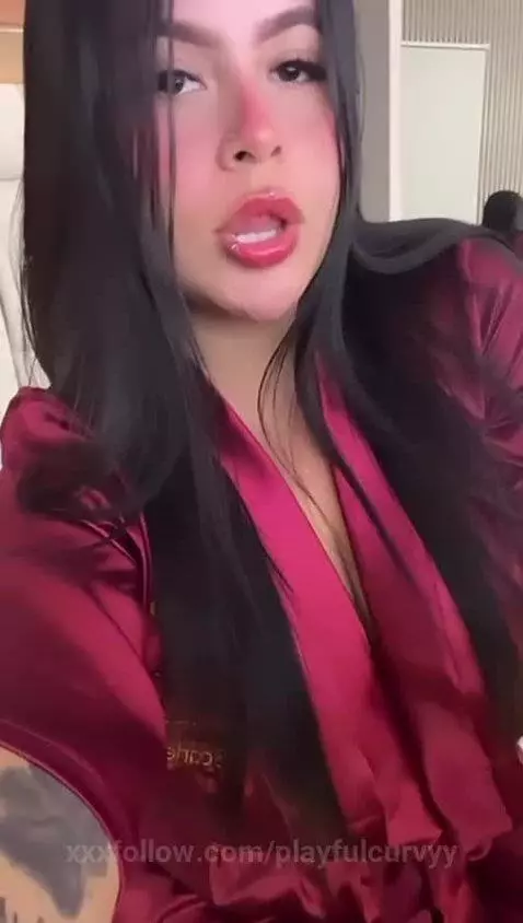 Soft lips, wild thoughts 💋💭 by playfulcurvyy