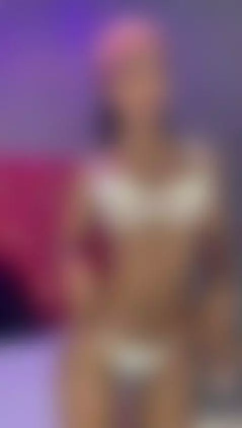 If you were here, where would you kiss me first? 💭 by annybrannd