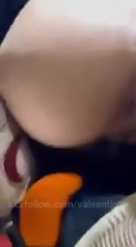 An unknown hyopo touches my ass and pussy on the bus by valeentinna