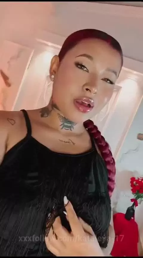 My lips taste like temptation... 💄🍓 by kataleya-17