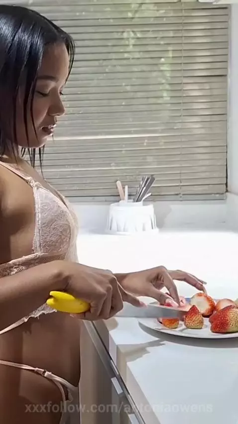 Sensual and hot body by antoniaowens