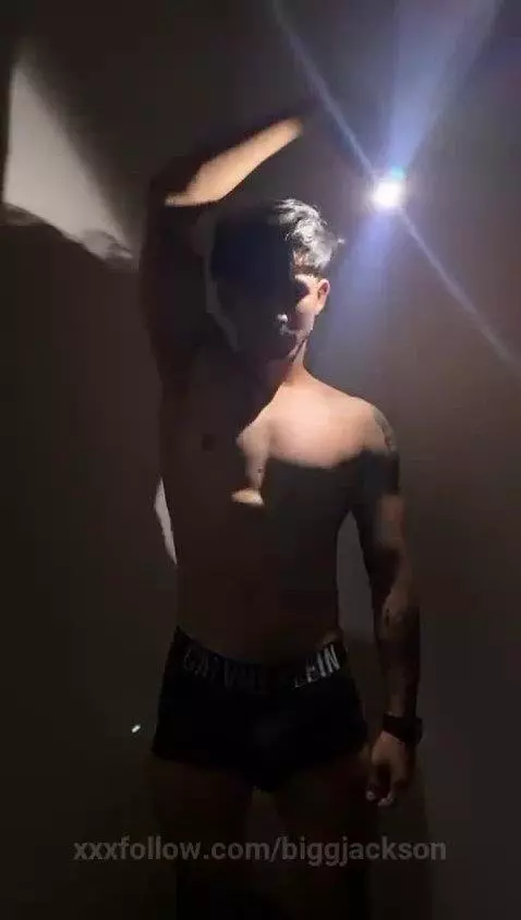 Showing my muscles and my cock ... do you like? 😈 by biggjackson