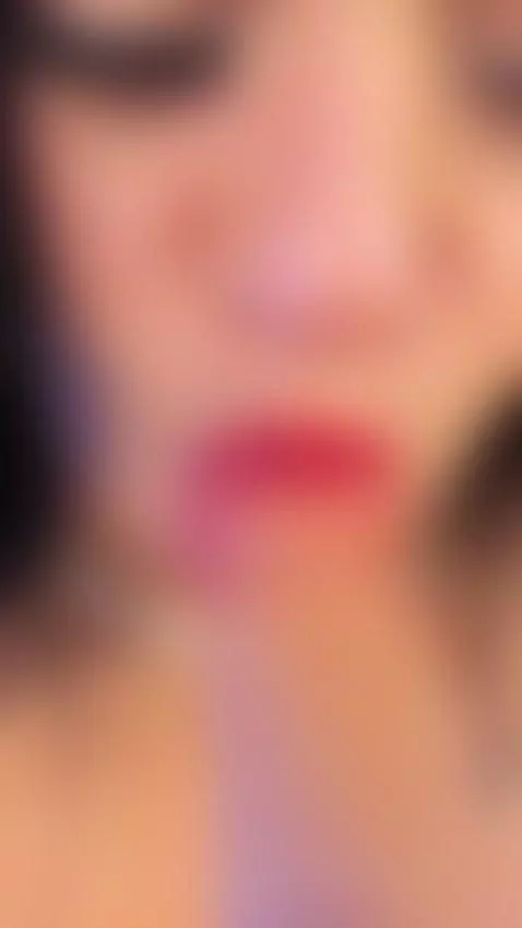 Woman with beautiful eyes gives a great blowjob by saraparkeer1