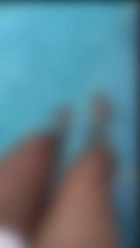 The goddess relaxing the feet by shanabellucii