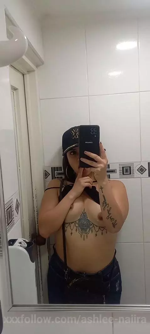 Hola 👋🏻 👀 by ashlee-naiira