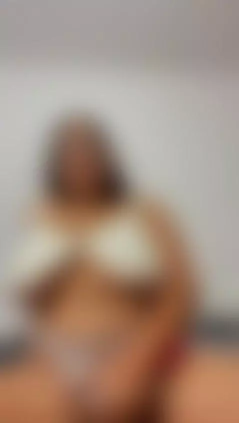 a curvy camwhore with huge tits wants some action by siennascott