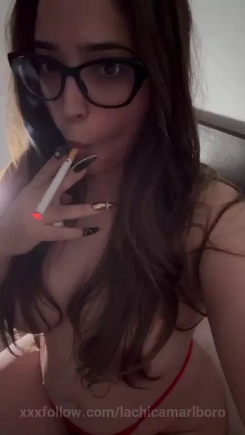 Amore nos fumamos un cigarro juntos? 🥵🚬LINK EN LA BIO #ONLYF... by lachicamarlboro