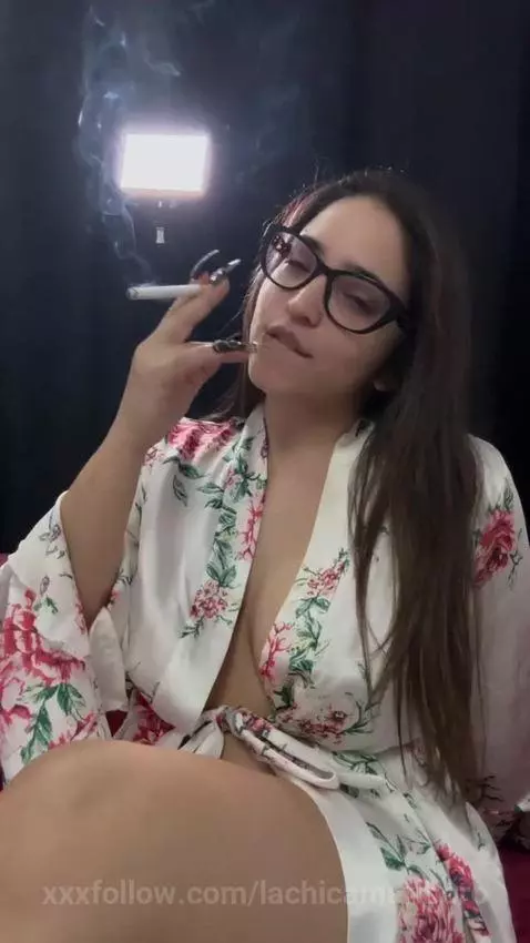 UN FUMAMOSCIGARRO JUNTOS AMORES? #ONLYFANS #VIP #VIRAL #CIGA... by lachicamarlboro