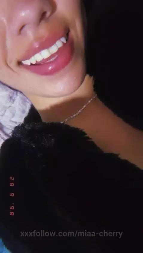 Come and kiss my lips slowly 💖💥 by miaa-cherry