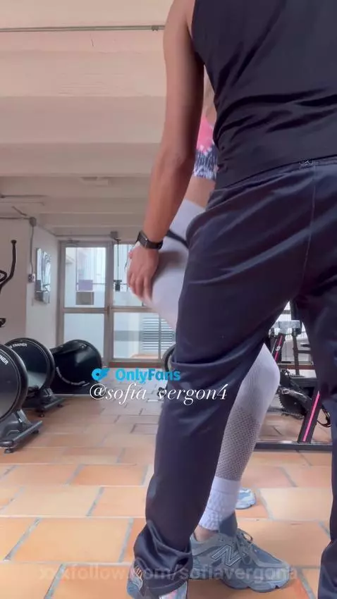 el entrenador me pone caliente cuando me toca by sofiavergona