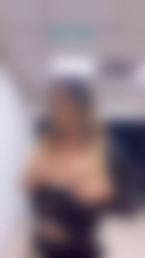 tetas afuera en el cajero by sofiavergona