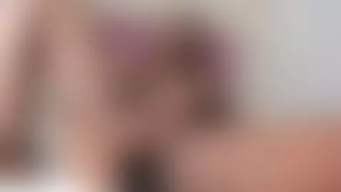 Cuerpo chocolate, coño rosado, ven a ver como juego con mi d... by chantal-bony