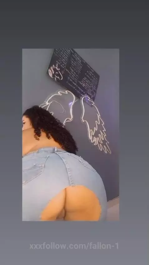 mi jeans roto para ti... https://es.stripchat.com/fallon_08 by fallon-1
