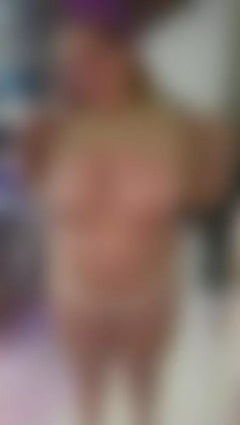 Curvy surprise at the door 😏💋 by jenaacooper