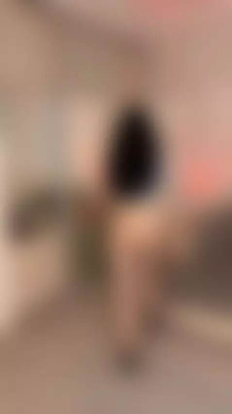 Let me distract you with my stunning beauty by daissyy