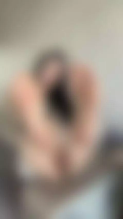 Let me distract you with my stunning beauty by daissyy