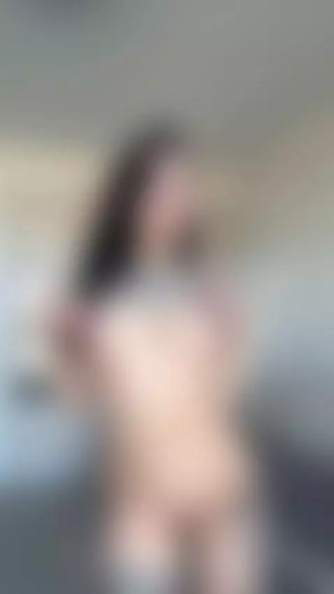 Let me distract you with my stunning beauty by daissyy