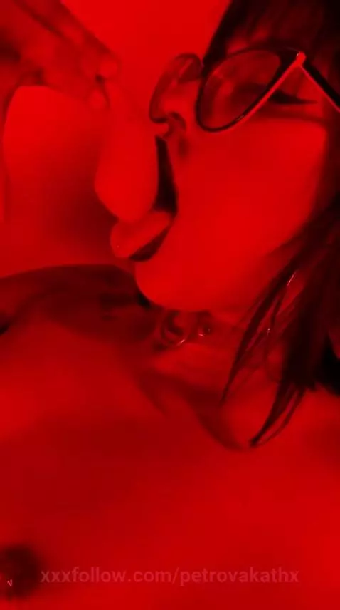 RICO JUGUETICO DESLIZANDOSE POR MI CUERPO by petrovakathx