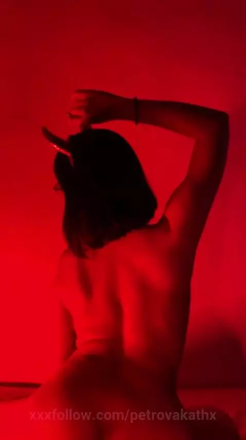 UNA PERRA DIABLITA MONTANDO UN JUGUETICO RICO by petrovakathx