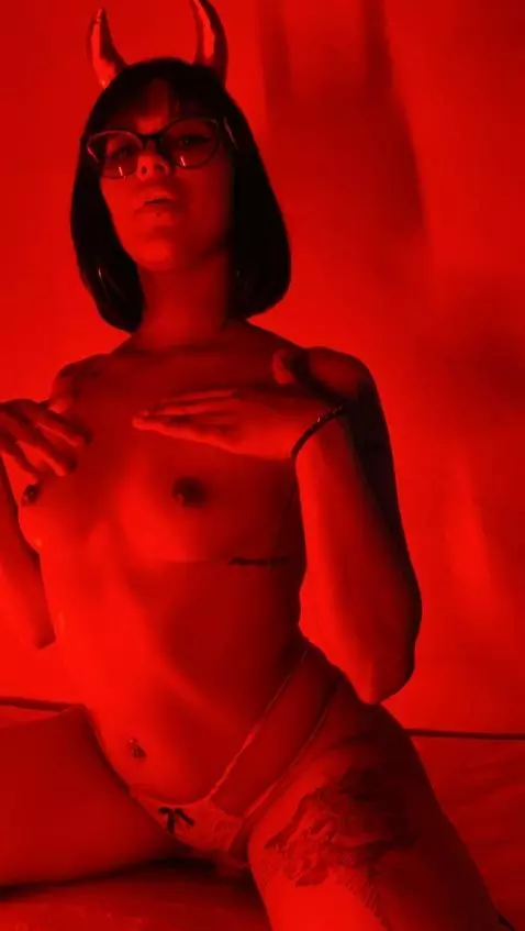 RICO COÑO APRETADO SE FOLLA CON UN DILDO by petrovakathx