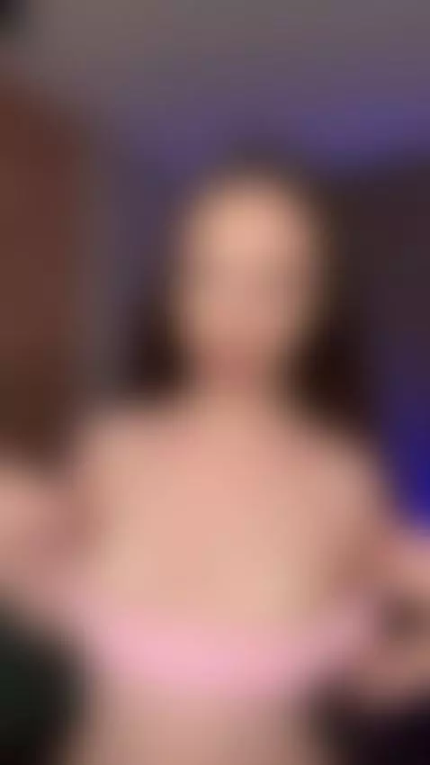 Innocent face, not-so-innocent hands 🖐 by ellisesugar