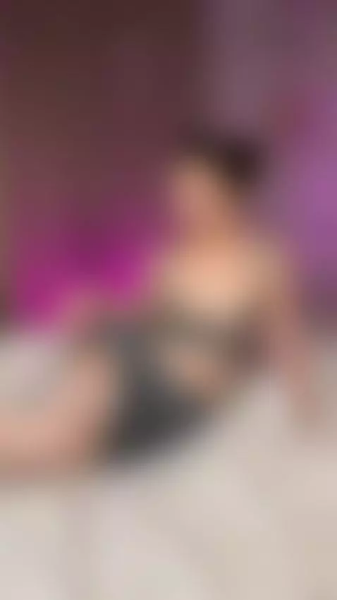 Just a little arch… and a lot of teasing 🖤 by ellisesugar