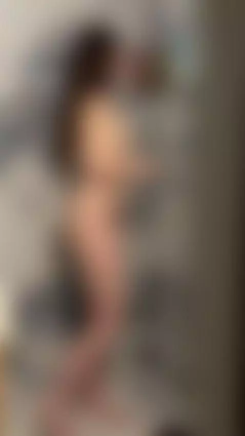 Light gathers along the curve of my neck 💋💫 by ellisesugar