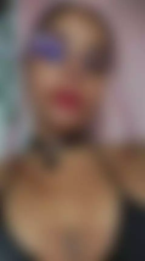 Let's play, I'm live and really want an orgasm 🖤🤤 by emilysarai