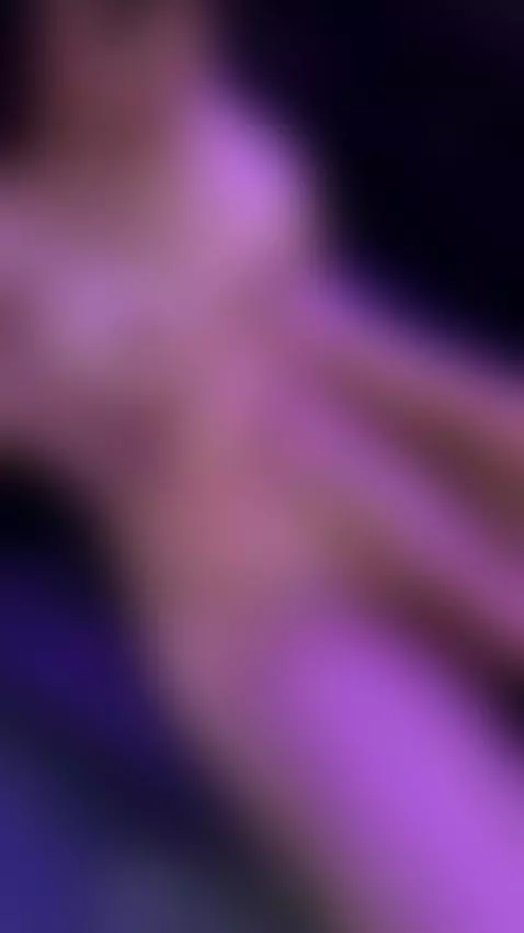 me gusta masajear todo el cuerpo caliente de esta chica  con... by vaioletrb