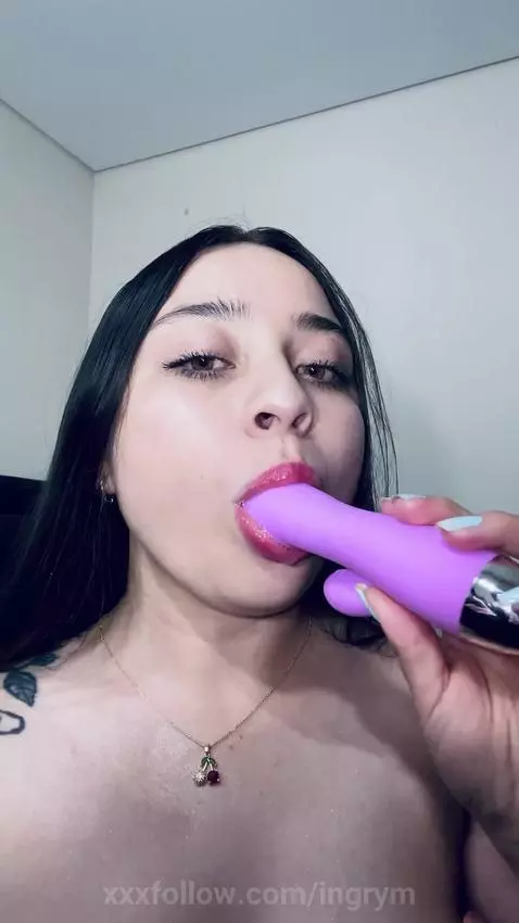 estoy usando mi consolador🤭 by ingrym