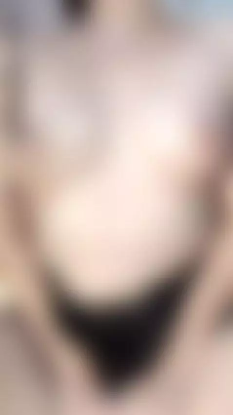 It's hot ... or are we just us? 🌡️😏 https://es.amateur.tv/Em... by redangeel