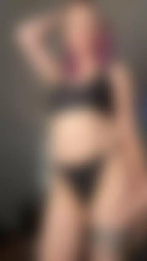 getting ready for my livestream! link in bio !!! by guitarchikk