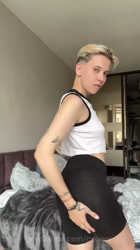 How she loves to be hot! Are you with her? 🔥 by cyberv