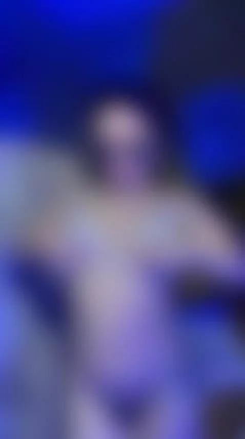 A little striptease 🔥 by annavic